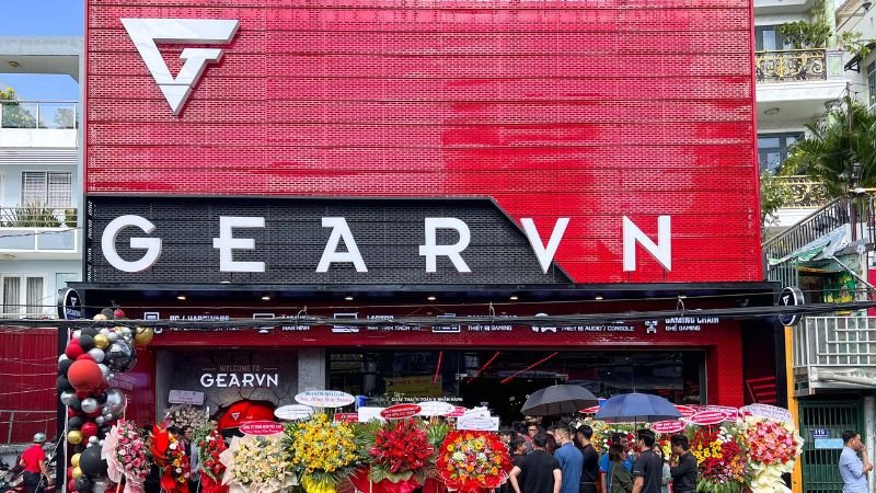 Góc trưng bày laptop gaming và thiết bị chuyên nghiệp tại GearVN, lựa chọn hàng đầu cho game thủ.