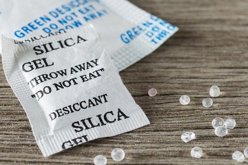 Gói hút ẩm silica gel giúp hút ẩm cho tai nghe bluetooth
