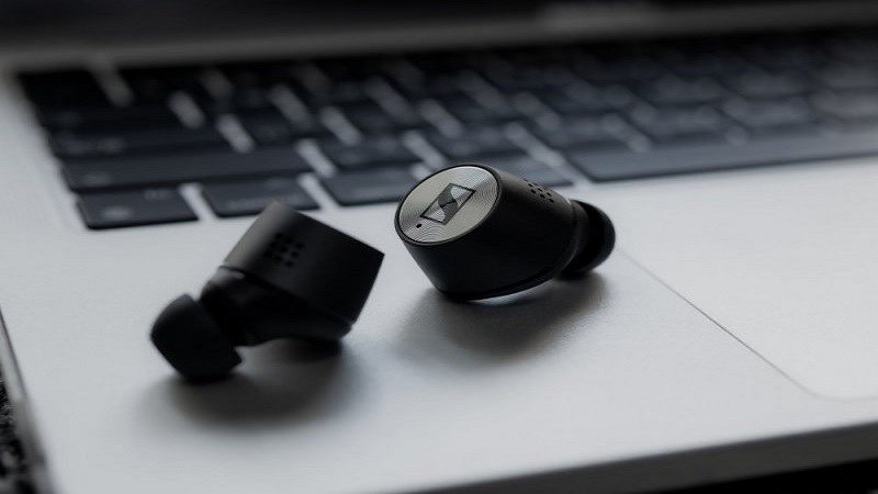 Hai chiếc tai nghe được đặt cạnh nhau sau khi đã thực hiện reset tai nghe Bluetooth