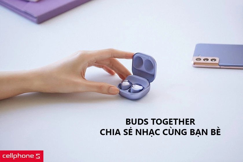 Hai chiếc tai nghe Samsung Buds Pro màu trắng đặt cạnh nhau, biểu thị tính năng Buds Together cho phép chia sẻ âm nhạc