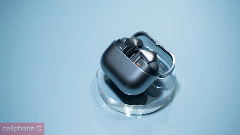 Hai hộp sạc tai nghe Samsung Buds Pro 3 và Buds2 Pro đặt cạnh nhau để so sánh