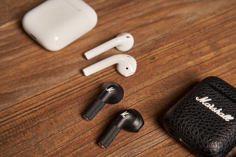 Hai mẫu tai nghe không dây Marshall Minor 3 và AirPods 2 đặt cạnh nhau