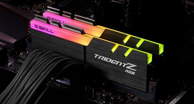 Hai thanh RAM dung lượng khác nhau (4GB và 8GB) đặt cạnh nhau, thể hiện khả năng kết hợp bộ nhớ RAM cho laptop.