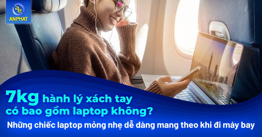 Hành khách chuẩn bị mang laptop qua khu vực kiểm tra an ninh sân bay