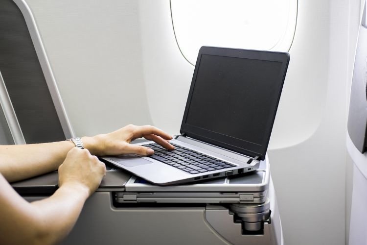Hành khách mang laptop cá nhân lên máy bay