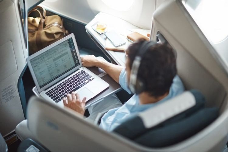 Hành khách sử dụng laptop trong cabin máy bay