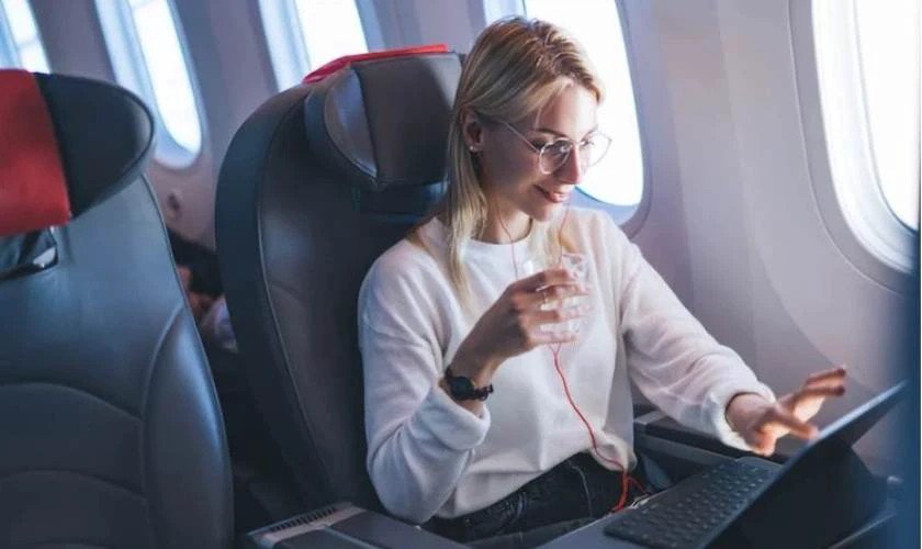 Hành khách sử dụng laptop trong khoang máy bay