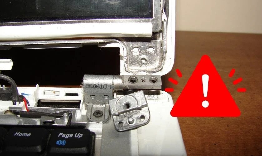 Hậu quả của việc bản lề laptop bị gãy làm lộ linh kiện bên trong