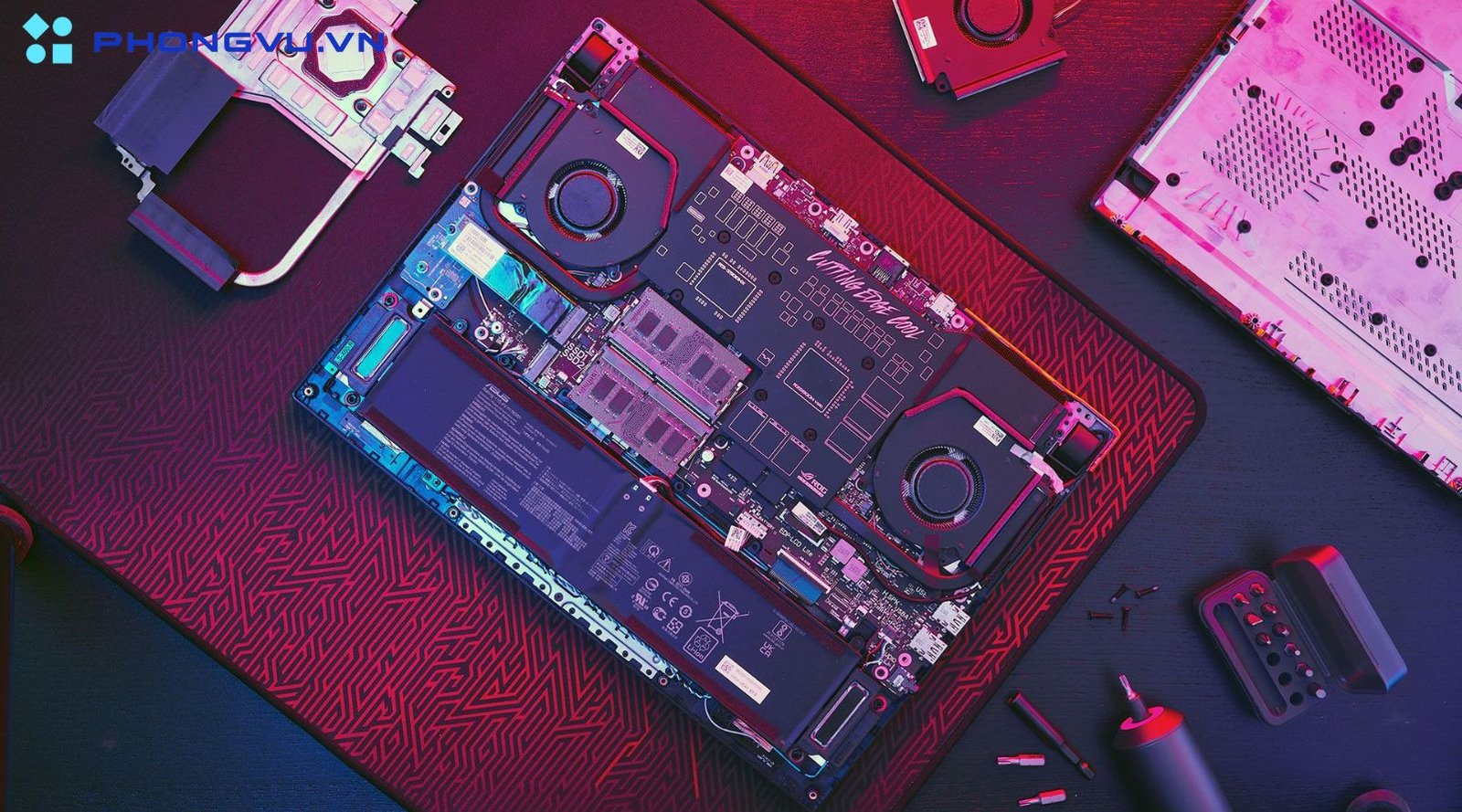 Hệ thống tản nhiệt tiên tiến bên trong một chiếc laptop gaming, với quạt kép và ống đồng, giúp duy trì hiệu suất tối ưu cho laptop chơi game tốt nhất hiện nay.