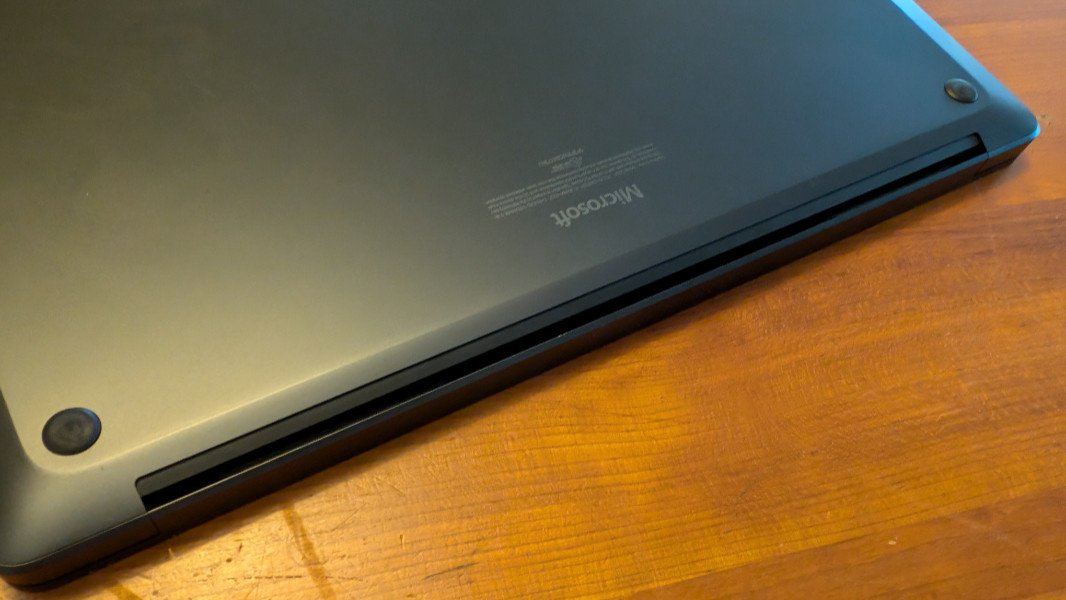 Hệ thống thoát nhiệt của Surface Laptop 7 15 inch