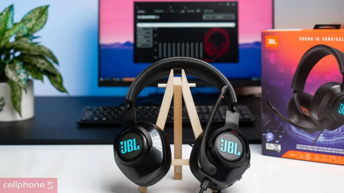 Headphones JBL màu đen với thiết kế chụp tai lớn, mang đến trải nghiệm âm thanh vòm sống động và chuyên nghiệp