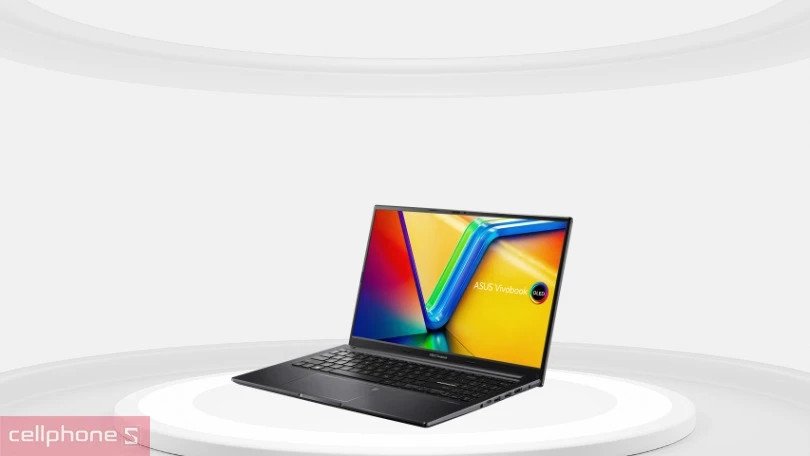 Hiển thị sắc nét trên màn hình OLED 2.8K của laptop ASUS Vivobook 15 OLED.