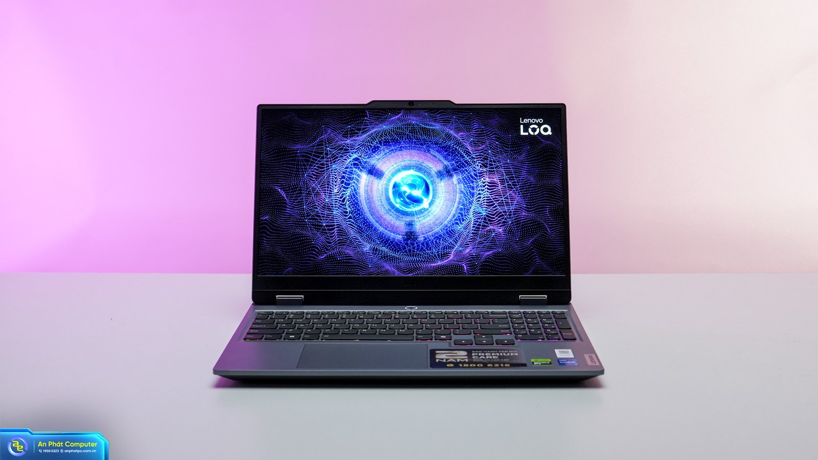 Hiển thị sắc nét với màn hình FHD IPS và độ phủ màu 100% sRGB trên laptop gaming Lenovo