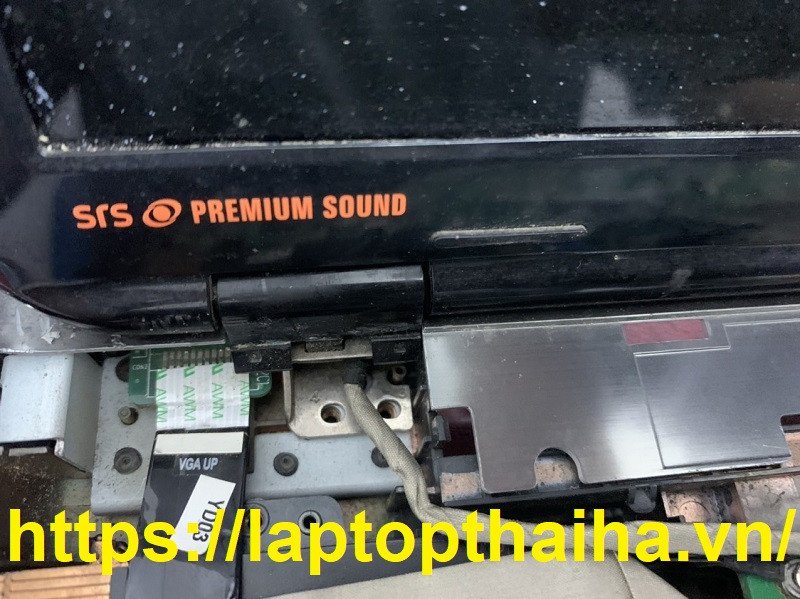 Hình ảnh bản lề laptop bị hư hỏng nặng, cần được thay thế hoặc gia cố chuyên nghiệp