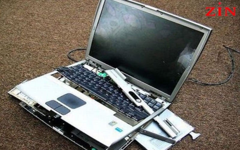 Hình ảnh bàn phím laptop Dell bị hư hỏng do va đập mạnh, minh họa các lẫy phím bị gãy