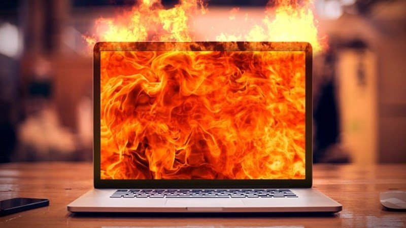 Hình ảnh bàn tay đặt trên chiếc laptop Acer đang nóng, tượng trưng cho vấn đề quá nhiệt gây hại cho mainboard.