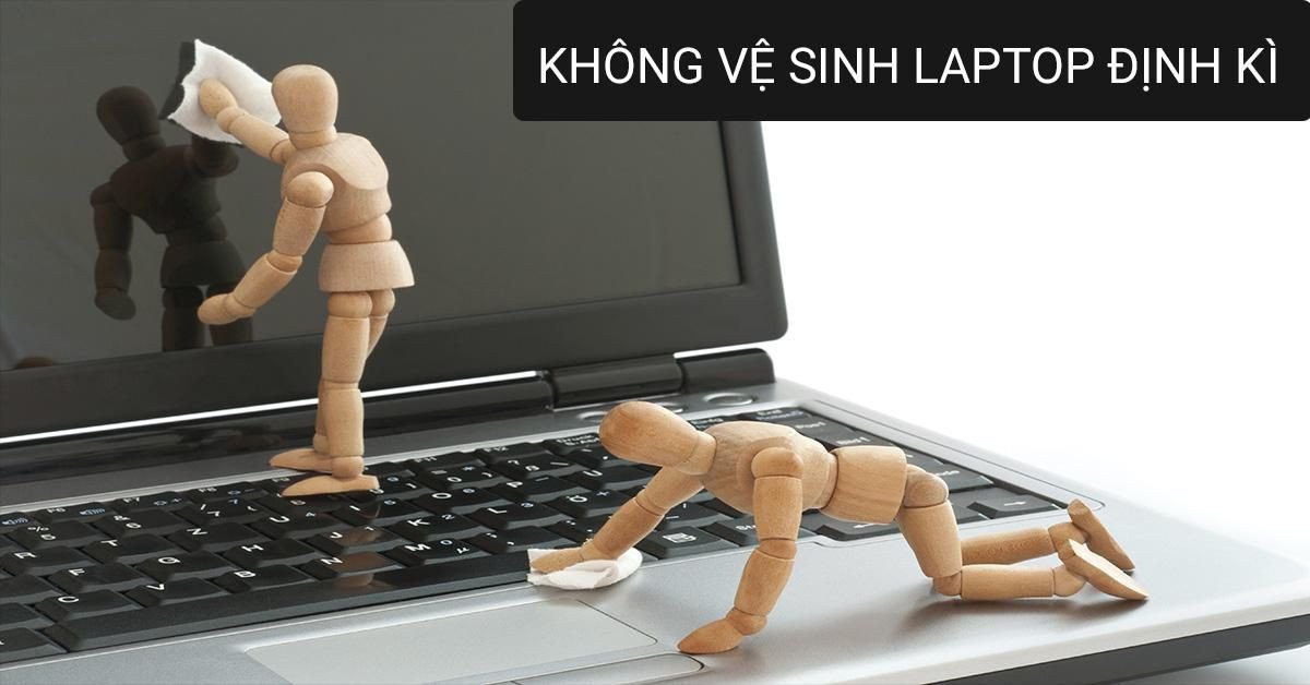 Hình ảnh bên trong một chiếc laptop bị bụi bẩn bám đầy, minh họa hậu quả của việc không vệ sinh định kỳ dẫn đến laptop nóng và chạy chậm.