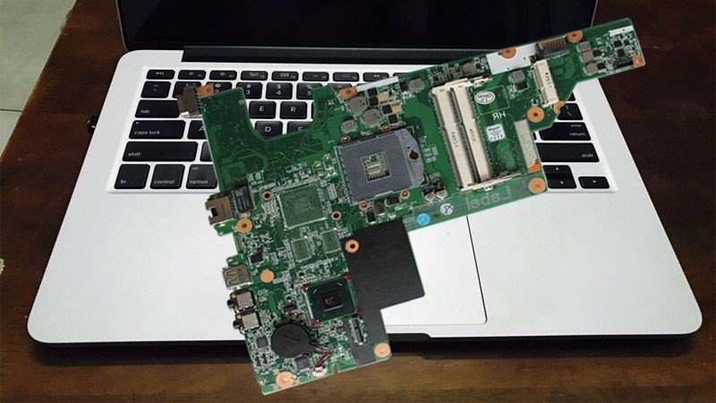 Hình ảnh các linh kiện điện tử bị cháy hoặc hư hỏng nặng trên mainboard laptop Acer, minh họa các trường hợp cần thay thế.