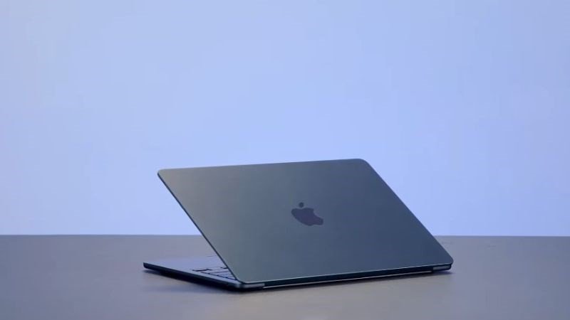 Hình ảnh cận cảnh **MacBook Air 13 inch M2** màu xám không gian, thể hiện sự sang trọng và **thiết kế mỏng nhẹ**.