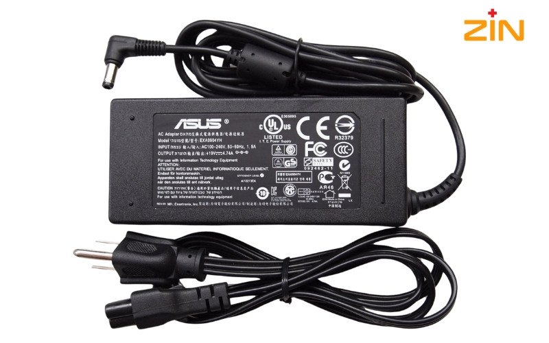 Hình ảnh cận cảnh một chiếc sạc laptop Asus với các thông số kỹ thuật được in rõ ràng trên nhãn