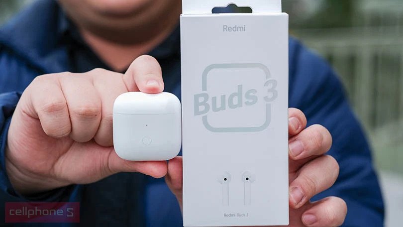 Hình ảnh cận cảnh tai nghe Redmi Buds 3 màu trắng với thiết kế nhỏ gọn, tinh tế.