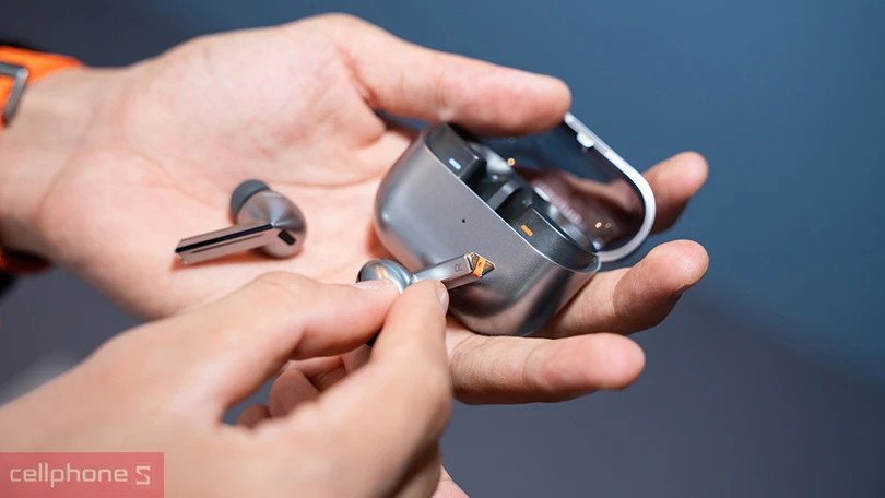 Hình ảnh cận cảnh tai nghe Samsung Buds Pro 3 với thiết kế mới và ánh sáng Blade Lights