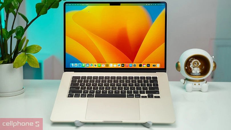 Hình ảnh cận cảnh thiết kế nhôm nguyên khối, mỏng nhẹ và sang trọng của một chiếc laptop Apple.