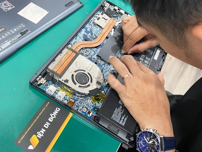 Hình ảnh chi tiết quy trình vệ sinh laptop ở Đà Nẵng từng bộ phận bởi chuyên gia.