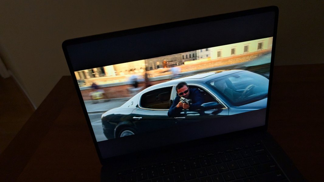 Hình ảnh chiếu phim trên Surface Laptop 7 15 inch