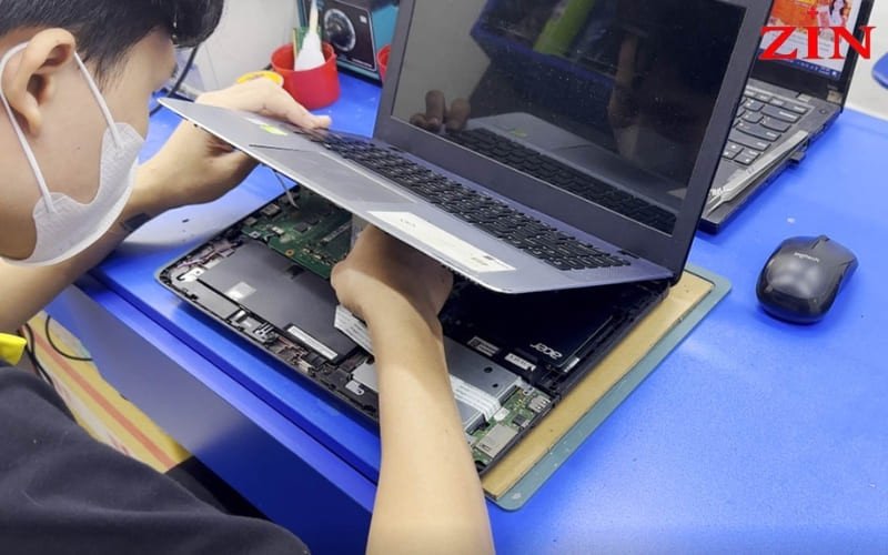 Hình ảnh chuyên gia kỹ thuật đang kiểm tra hoặc thao tác trên bàn phím laptop Dell