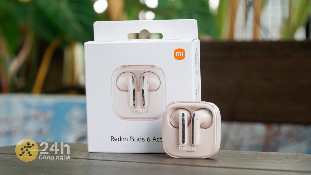 Hình ảnh hộp đựng tai nghe Redmi Buds 6 Active màu trắng.