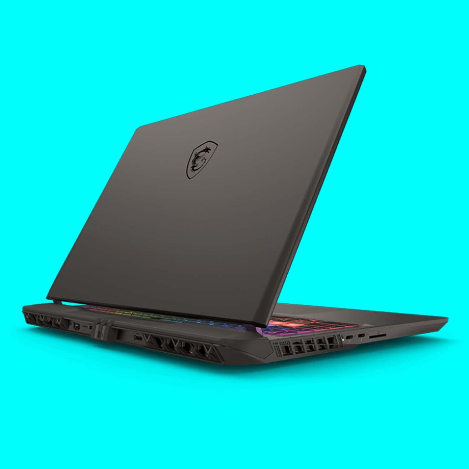 Hình ảnh laptop chơi game MSI Vector 16 HX AI màu xám vũ trụ, đặt trên bàn làm việc, thể hiện sự mạnh mẽ và hiện đại