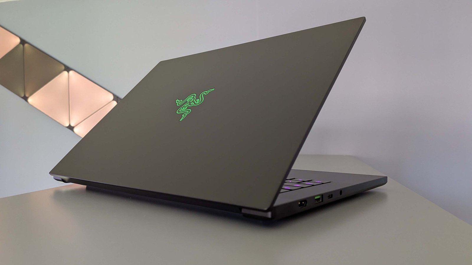 Hình ảnh laptop chơi game Razer Blade 14 (2025) nhìn từ phía dưới, hiển thị các khe tản nhiệt và chân đế, làm nổi bật thiết kế tản nhiệt hiệu quả