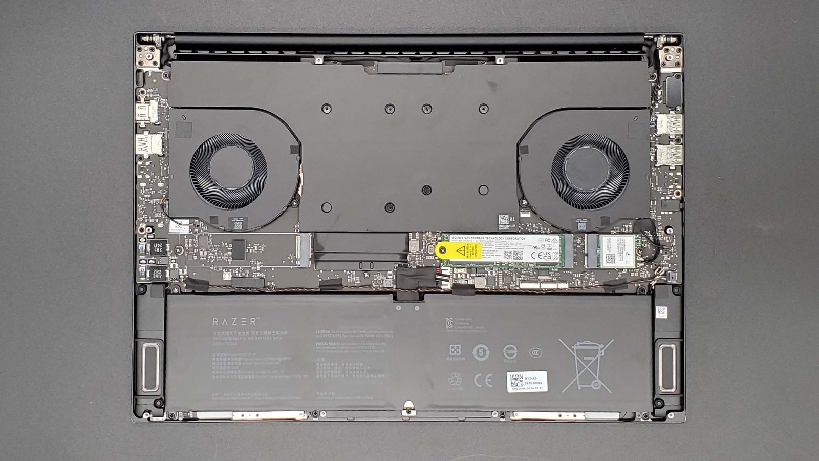 Hình ảnh laptop chơi game Razer Blade 16 (2025) với card đồ họa RTX 5090 bên trong, cho thấy chi tiết các linh kiện bên trong