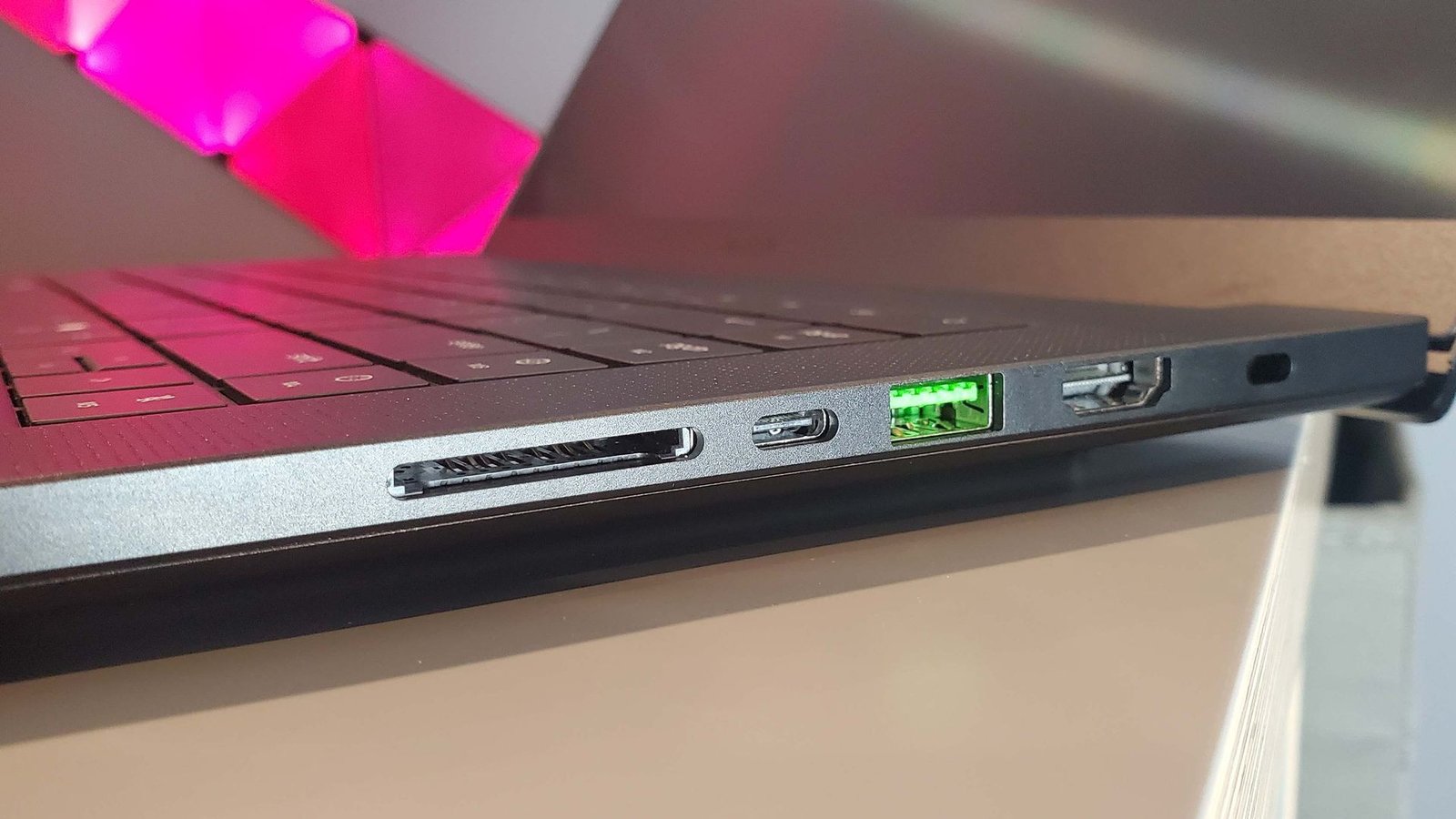 Hình ảnh laptop chơi game Razer Blade 16 (2025) với card đồ họa RTX 5090 bên trong, thể hiện khả năng xử lý đồ họa mạnh mẽ