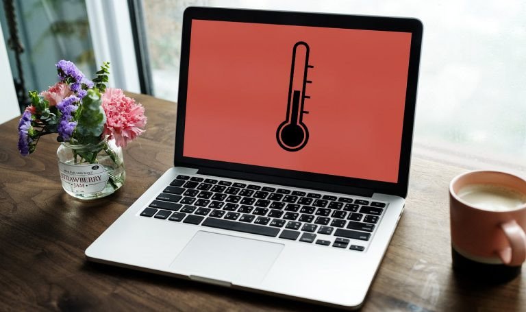 Hình ảnh laptop đang được đặt trên đế tản nhiệt để kiểm soát nhiệt độ