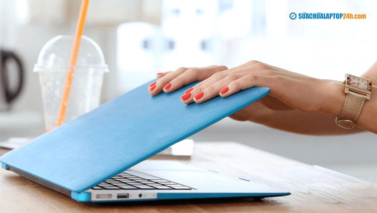 Hình ảnh laptop đang hoạt động, cảnh báo về việc lạm dụng tính năng gập laptop không tắt máy