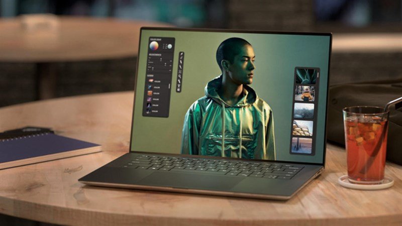 Hình ảnh laptop Dell XPS màu bạc với màn hình mở, thể hiện sự sang trọng và hiện đại