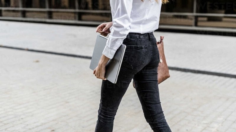 Hình ảnh laptop gọn nhẹ, minh họa tầm quan trọng của tính di động khi lựa chọn kích thước màn hình laptop cho công việc.