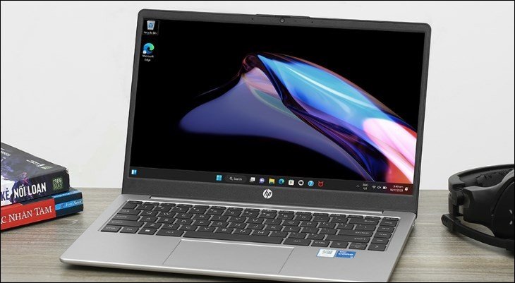 Hình ảnh laptop HP với chuột cảm ứng (touchpad) rộng rãi, sẵn sàng để cài đặt chuột trên laptop.