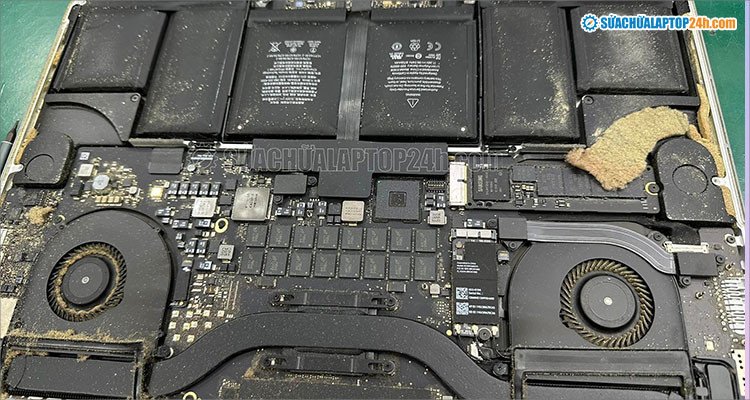 Hình ảnh laptop lâu ngày chưa vệ sinh đầy bụi bẩn