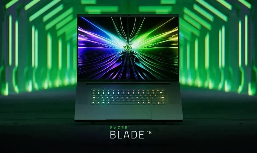 Hình ảnh laptop Razer Blade 18 với màn hình lớn và thiết kế tối giản