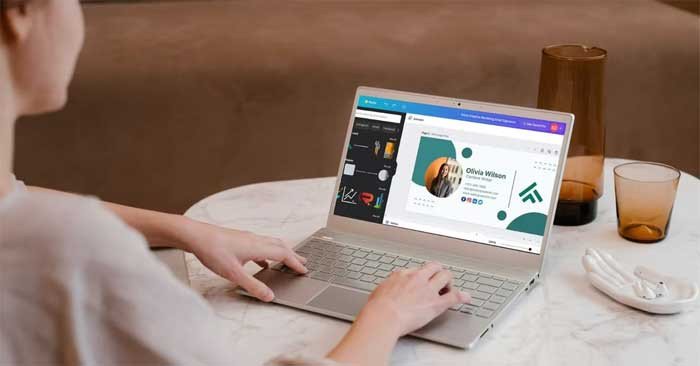 Hình ảnh laptop và màn hình hiển thị bài thuyết trình PowerPoint