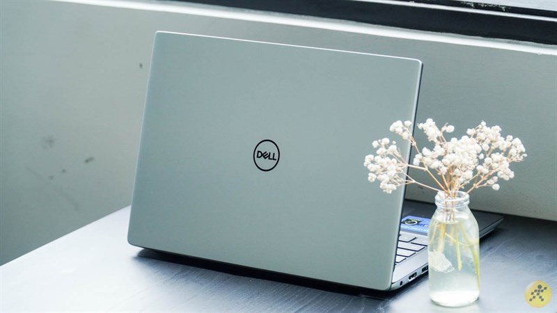 Hình ảnh logo Dell Inc. trên màn hình laptop, biểu trưng cho thương hiệu uy tín toàn cầu