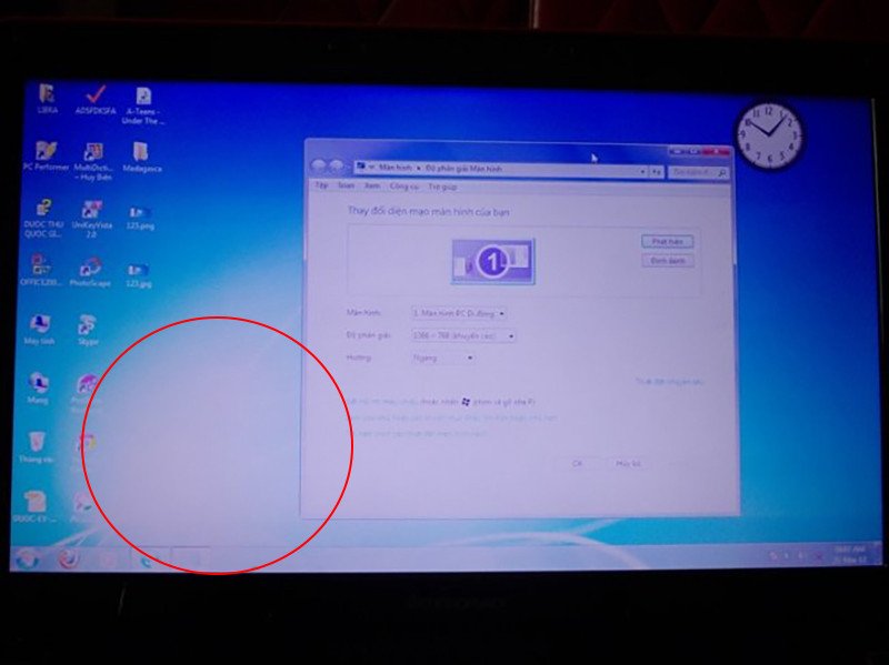 Hình ảnh màn hình laptop bị chấm trắng nhỏ lan rộng theo thời gian