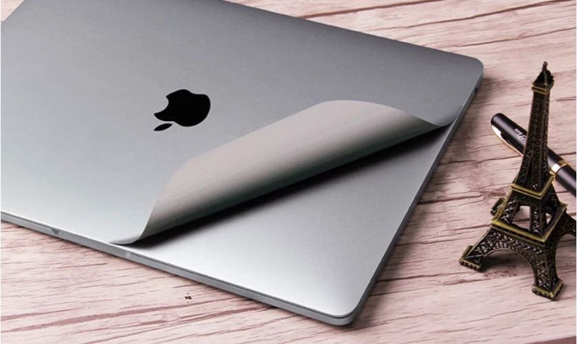 Hình ảnh minh họa các bong bóng khí khi dán skin laptop sai cách
