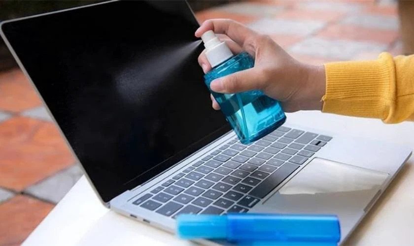 Hình ảnh minh họa các vật dụng vệ sinh và bảo vệ màn hình laptop như khăn lau, dung dịch chuyên dụng