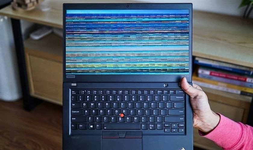 Hình ảnh minh họa dấu hiệu màn hình laptop bị giật sọc ngang nhấp nháy với các đường kẻ ngang