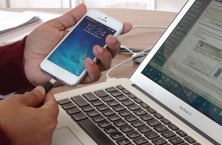 Hình ảnh minh họa dây cáp Lightning đang kết nối iPhone với cổng USB của máy tính, chuẩn bị cho quá trình đồng bộ dữ liệu.