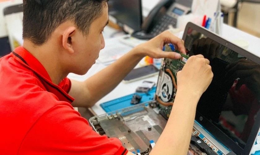Hình ảnh minh họa dịch vụ sửa chữa laptop tại trung tâm chuyên nghiệp
